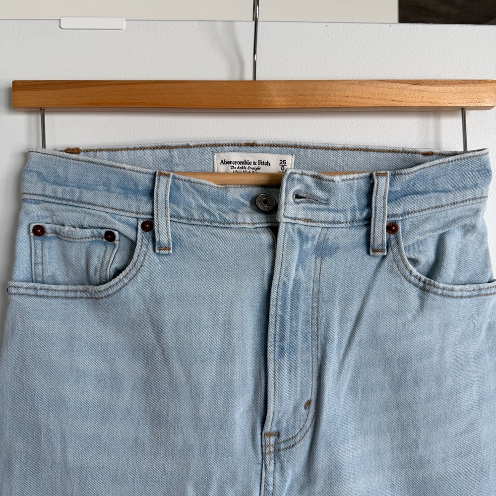 Abercrombie & Fitch Light Wash Women's Straight Leg Jeans